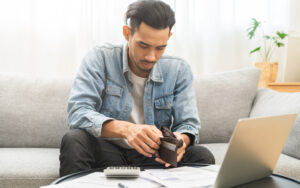 Australian households reduce spending